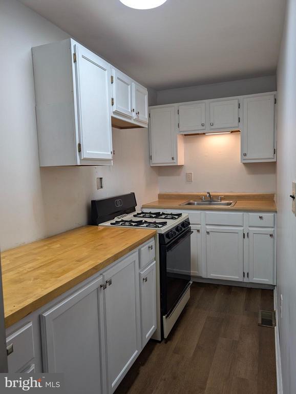 Building Photo - 306 Columbia Blvd