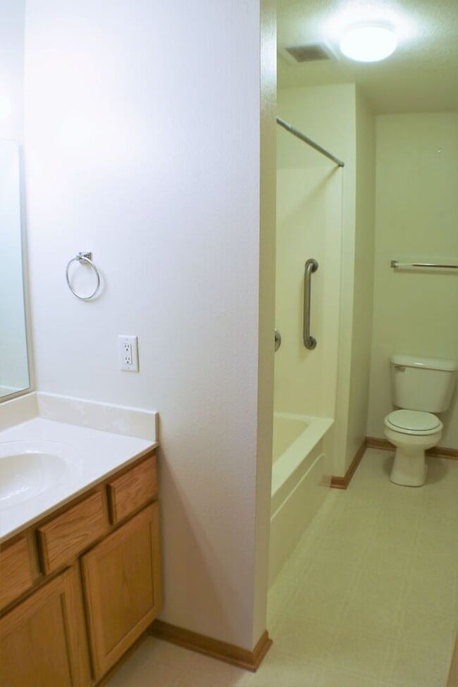 Building Photo - $1,215 | 2 Bedroom, 2 Bathroom CONDO | Des...