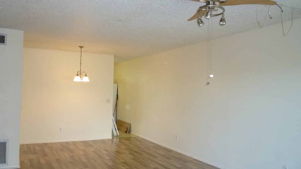 Building Photo - 2402 Ecuadorian Way