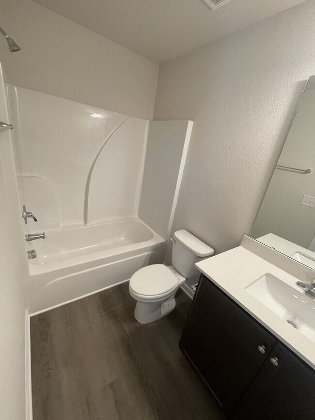 Building Photo - 2 bd 2.5 ba townhome