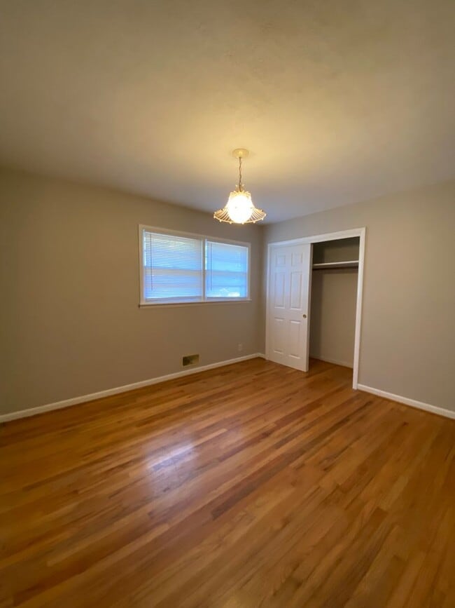 Building Photo - 18 Edwin Ave