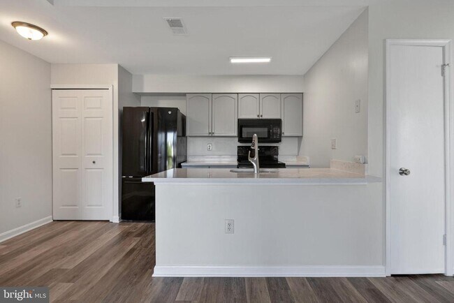 Building Photo - 8610 Beekman Pl