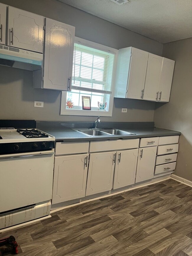 Building Photo - 3 Bed/ 1 Bath and move-in ready! www.PMCoreUSA.com submit guest card for showings!
