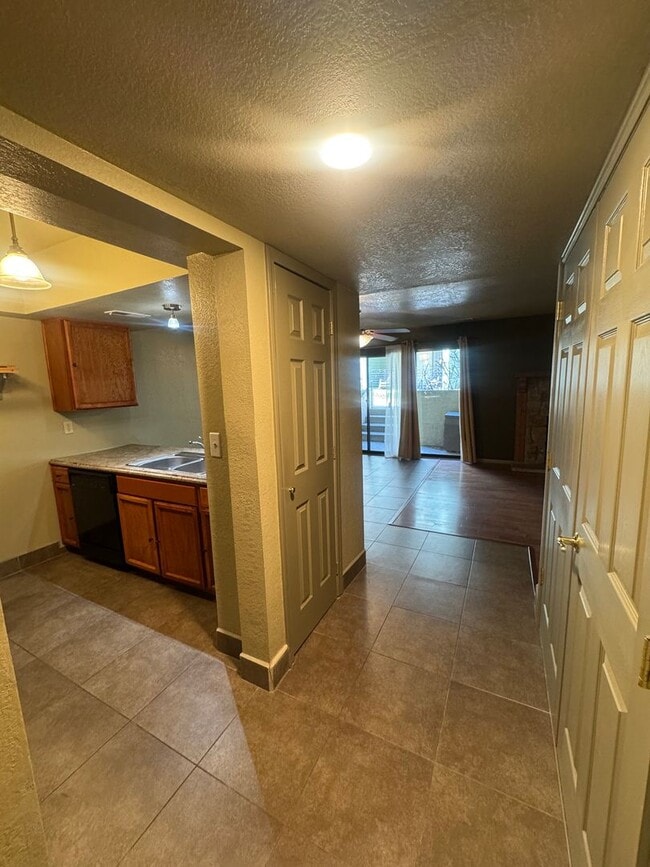 Building Photo - 2 Bedroom Codo in Rockrimmon
