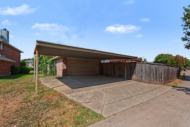 Building Photo - 1306 Woodmont Dr