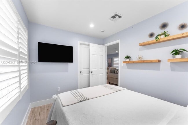 Building Photo - 230 SW 12th Ave