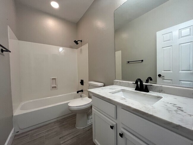 Building Photo - Cozy Cul De Sac house FOR RENT in a GREAT location