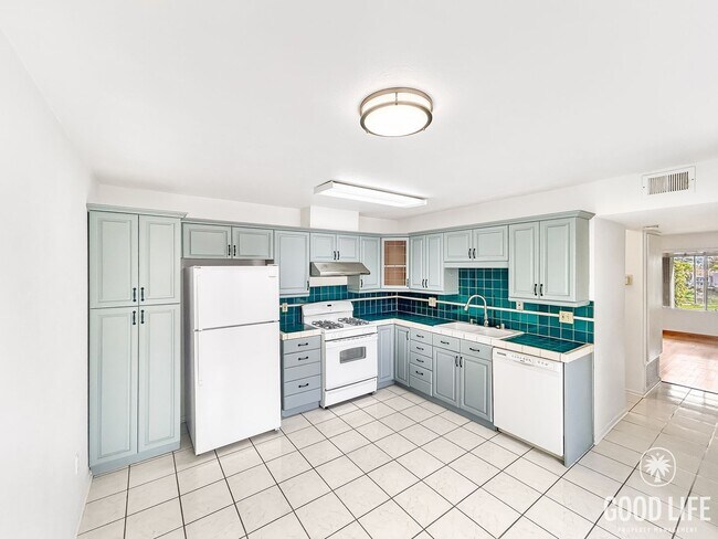 Building Photo - Stunning 3BD/2.5BA W/ Reserved Parking and Community Pool in Tierrasanta!