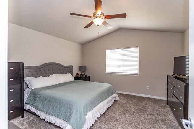 Building Photo - Bright & Beautiful 4BD Home in Lorson Ranc...