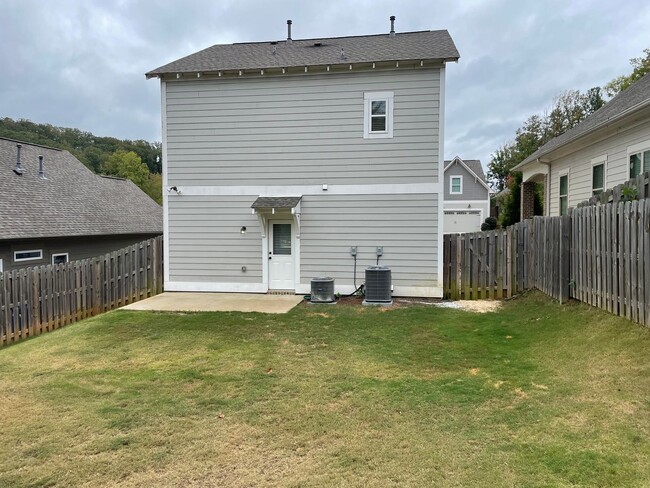 Building Photo - 3 Bedroom Home With Spacious Garage