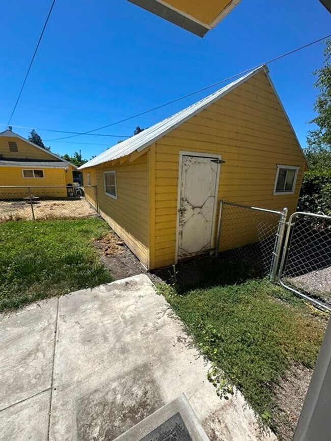 Building Photo - 1220 Martin St