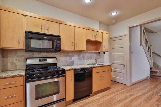 Building Photo - 1104 Elm St