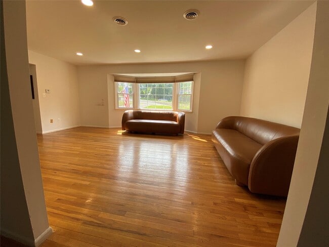 Building Photo - 213 Fort Lee Pl