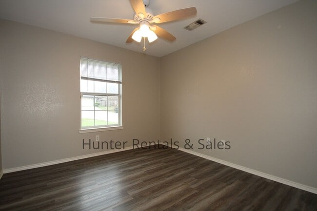 Building Photo - Hymesa Estates!