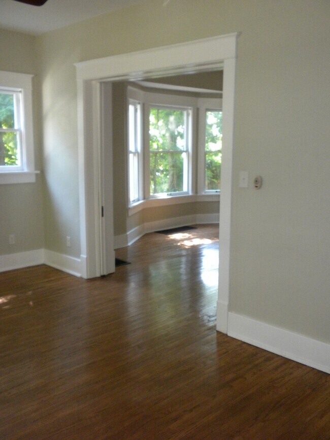 Building Photo - 3 bed/2 bath house - GRAD STUDENTS/PROFESS...