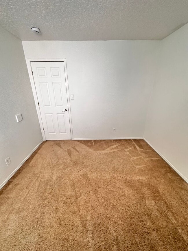 Building Photo - 3 Bedroom 2 Bath 2 Car Garage w/ Fenced in Yard