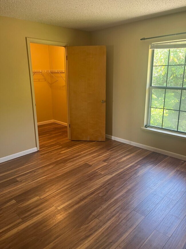 Building Photo - One bedroom 1 bath condo. Immaculate.