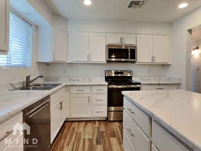 Building Photo - 1544 W 6th St