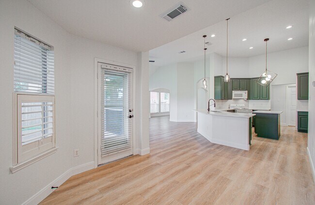 Building Photo - 2311 Meadow Briar Dr