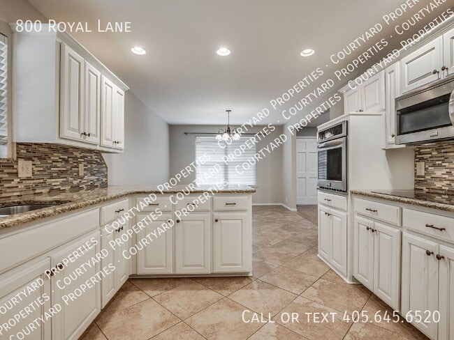 Building Photo - 800 Royal Ln