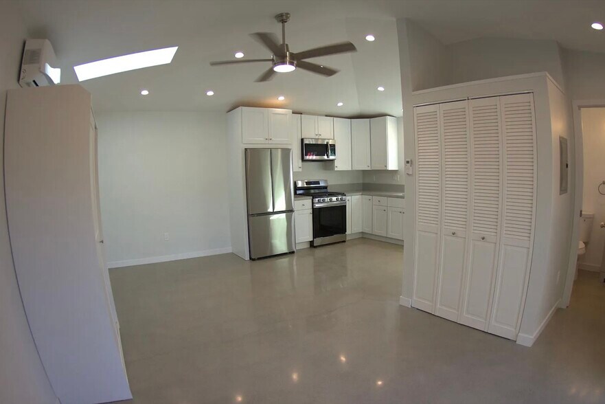 Building Photo - 5246 Canoga Ave