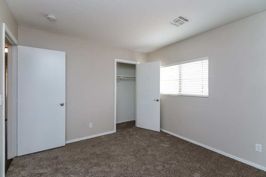 Building Photo - 2299 E Peach Tree Dr