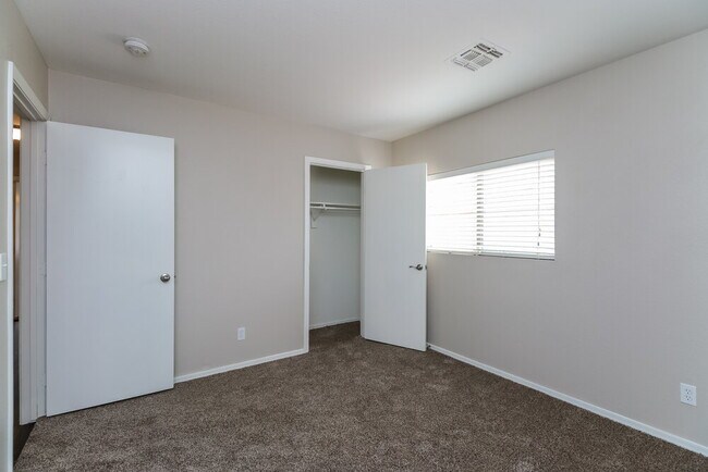 Building Photo - 2299 E Peach Tree Dr