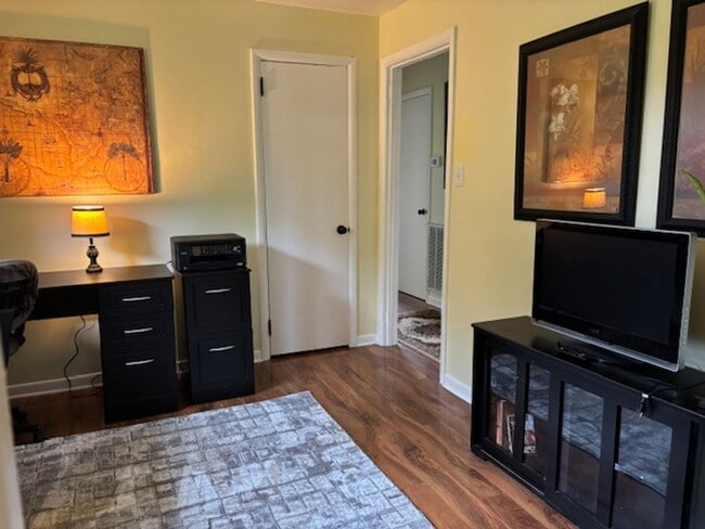 Building Photo - Knoxville 37921 - 3 bedroom, 1 Bath Upstairs Unit,  - Contact Troy Adams (865) 233-6949