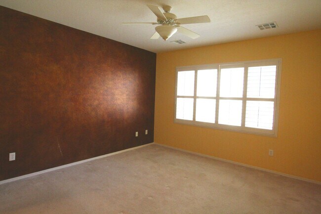 Building Photo - 2 bed w/den, 2 bath, 2 car single story house