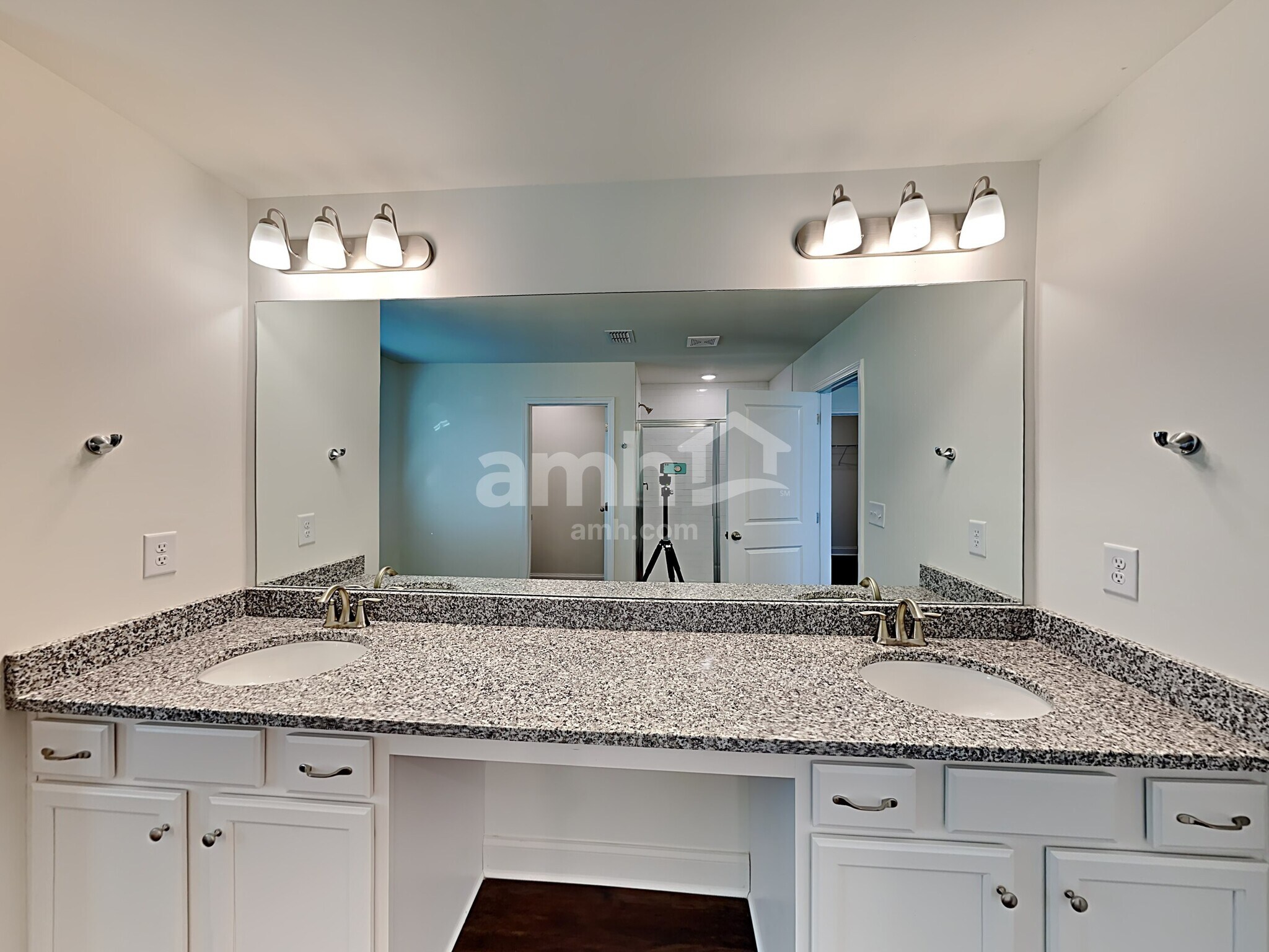 Building Photo - 451 Summit View Ct
