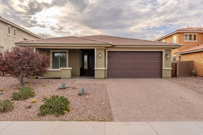 Building Photo - *POOL* Beautiful Gilbert Home Nestled at t...