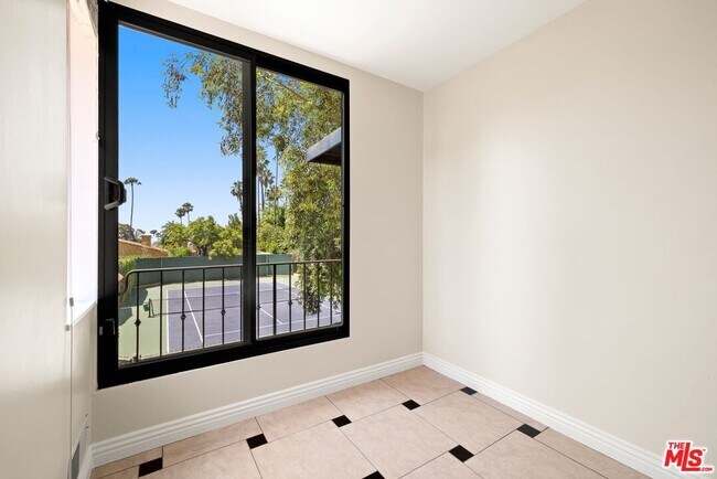 Building Photo - 1121 La Collina Dr