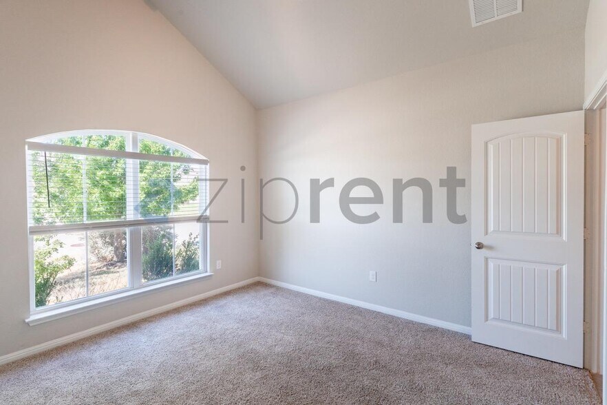 Building Photo - Unit