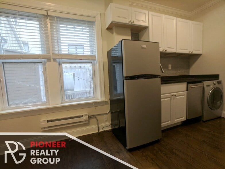 Building Photo - 3814 N Greenview Ave