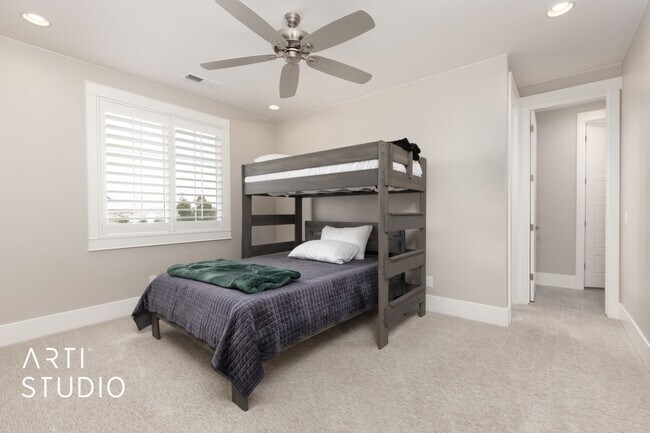 Building Photo - Gorgeous 5 bed 4 bath furnished home in Li...