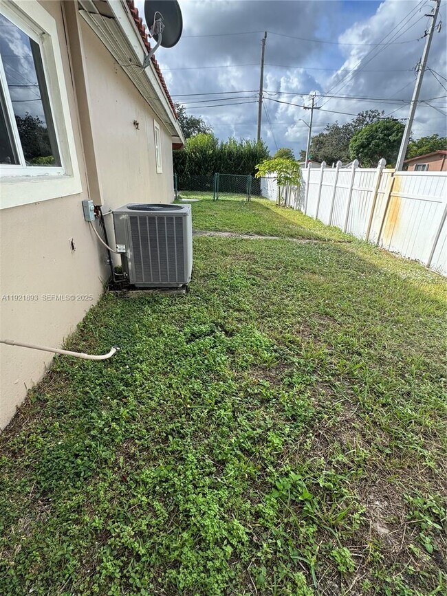 Building Photo - 640 N 71st Terrace