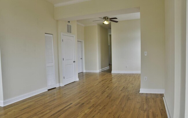 Building Photo - 3356 N Sheffield Ave