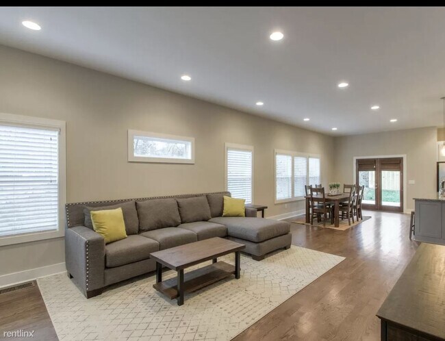 Building Photo - 4 br, 2.5 bath House - 421 Moore Avenue B