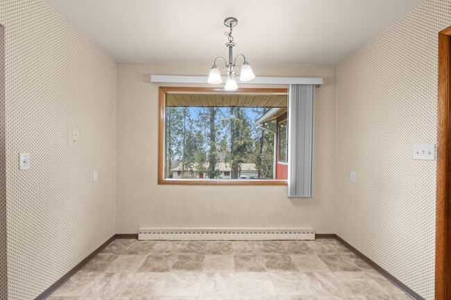 Building Photo - 5 Bed 2 Bath Spacious 3200 sq/ft Lower South Hill brick rancher property