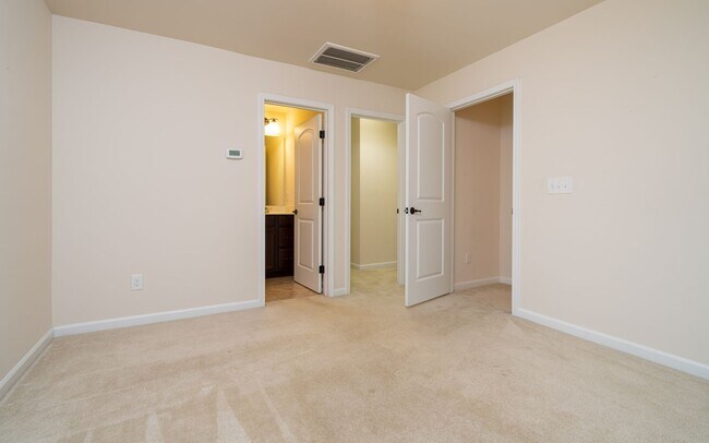 Building Photo - 2 Bedroom, 2.5 Bath Townhome w/ Loft and S...