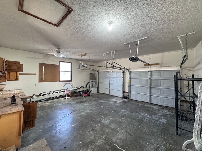 Building Photo - 5 Bedrooms!