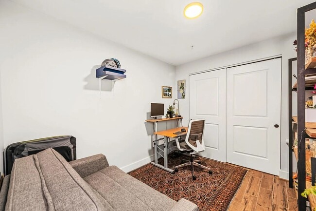 Building Photo - Sunny 1 bed + den 870 sq ft in heart of Pe...