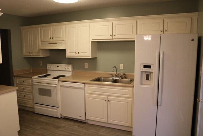 Building Photo - Townhouse for Rent – Prime Location Near W...