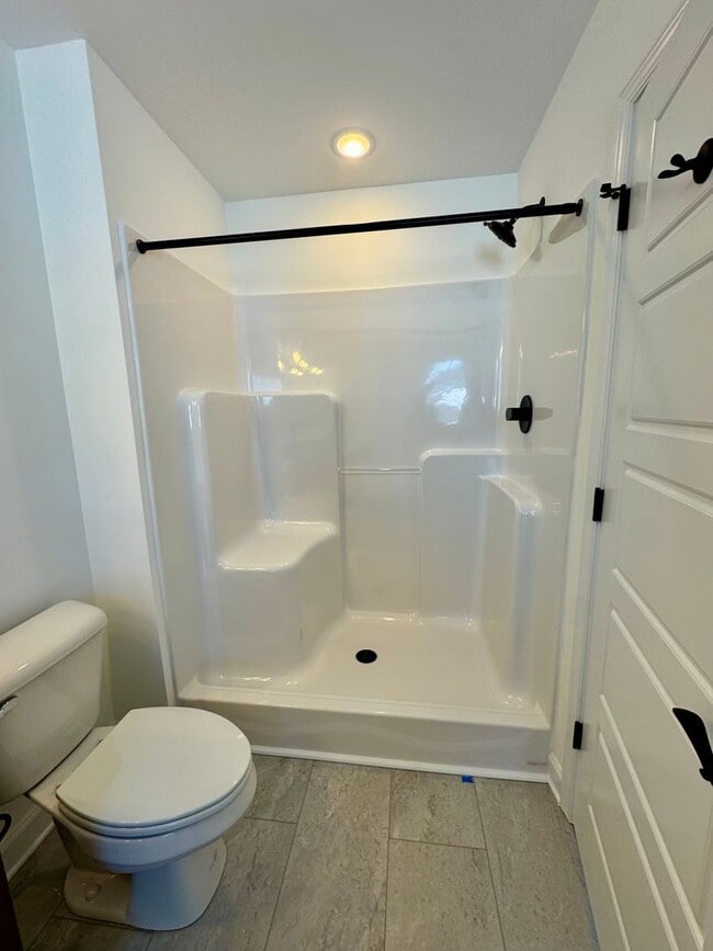 Building Photo - Like New Townhouse for Rent in Congers Creek