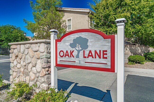 Building Photo - 4 Bedroom Oaklane Townhome in Santa Clarita!