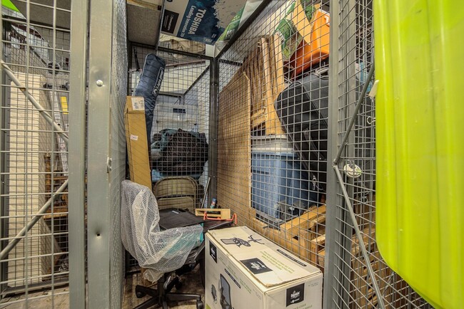 Building Photo - One Bedroom Unit in Wonderful Western Auto Lofts