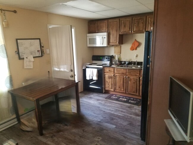 Building Photo - Two-Bedroom Lower Duplex Near Downtown Ban...