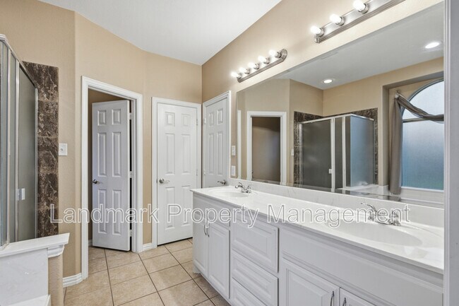 Building Photo - 2115 Lexington Dr