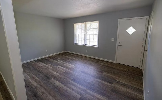 Building Photo - Beautiful home available today!