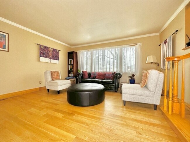 Building Photo - Beautiful / Spacious 3 Bed 3 Bath Ranch Style Single Family Home!